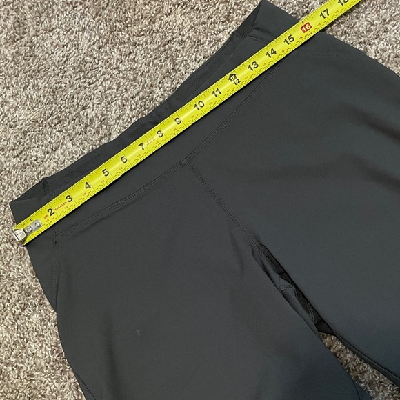 Columbia | Women's Omni-Shield Bike Shorts | Charcoal Gray - Picture 6 of 7